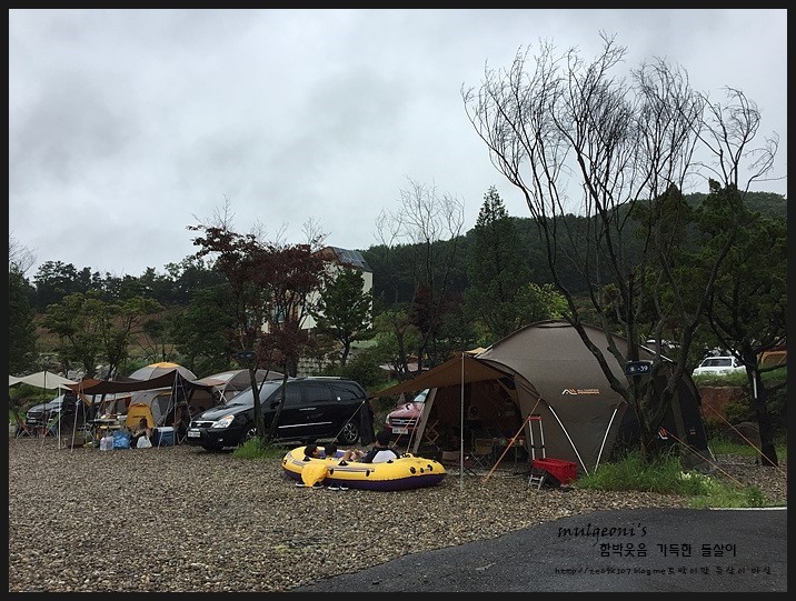 장때 비소리 가득한 들살이 마당 - 김포한강오토캠핑장