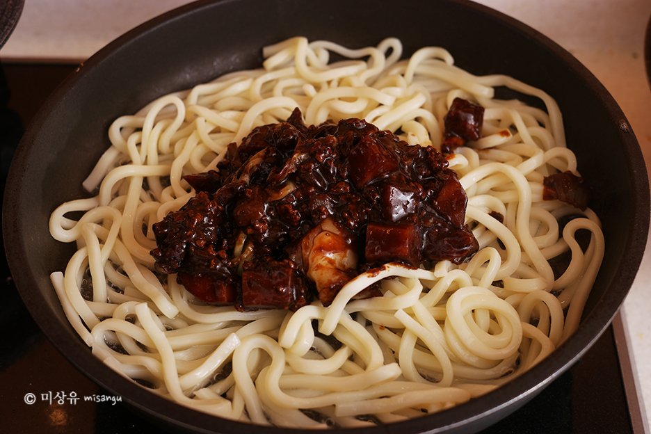 mì udon sốt tương đen