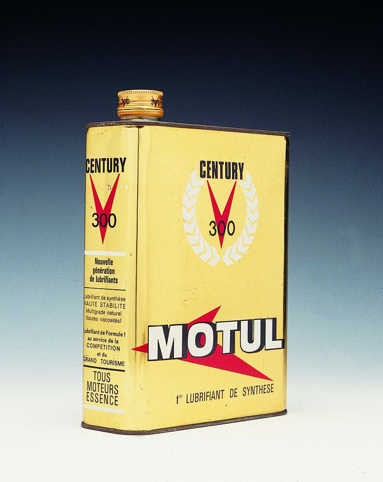 Мотюль логотип. Масло Century 2. Motul реклама. Мотюль в железной банке в Европе.