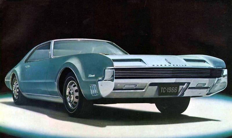 진보를 위한 변칙,
세로배치 전륜 구동의 추억