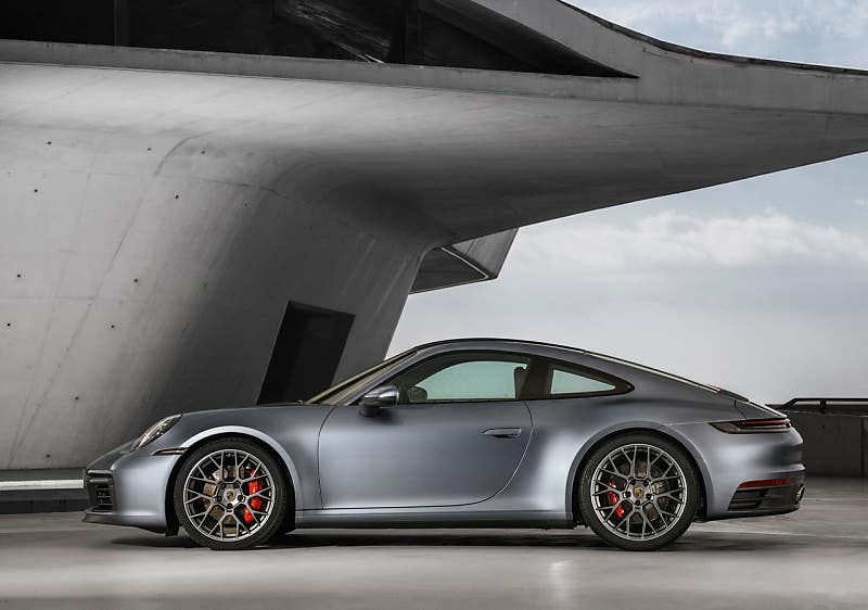 8세대 포르쉐 911과의
여행이 더 즐거운 이유