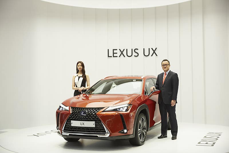 렉서스의 초 컴팩트 SUV UX 250h,
새로운 경험의 제안