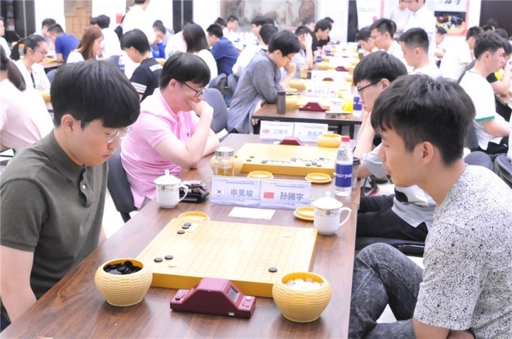 신민준-승자(왼쪽)_vs_쑨텅위(시나바둑_제공).jpg