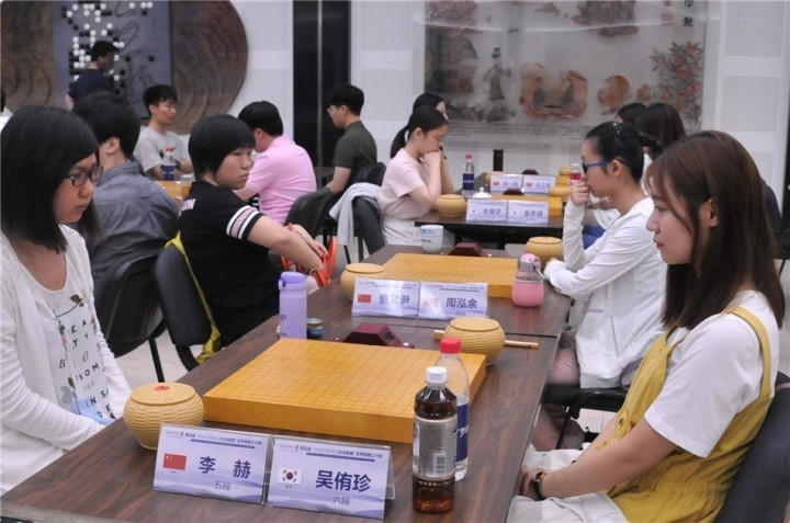 오유진-승자(오른쪽)_vs_리허(시나바둑_제공).jpg