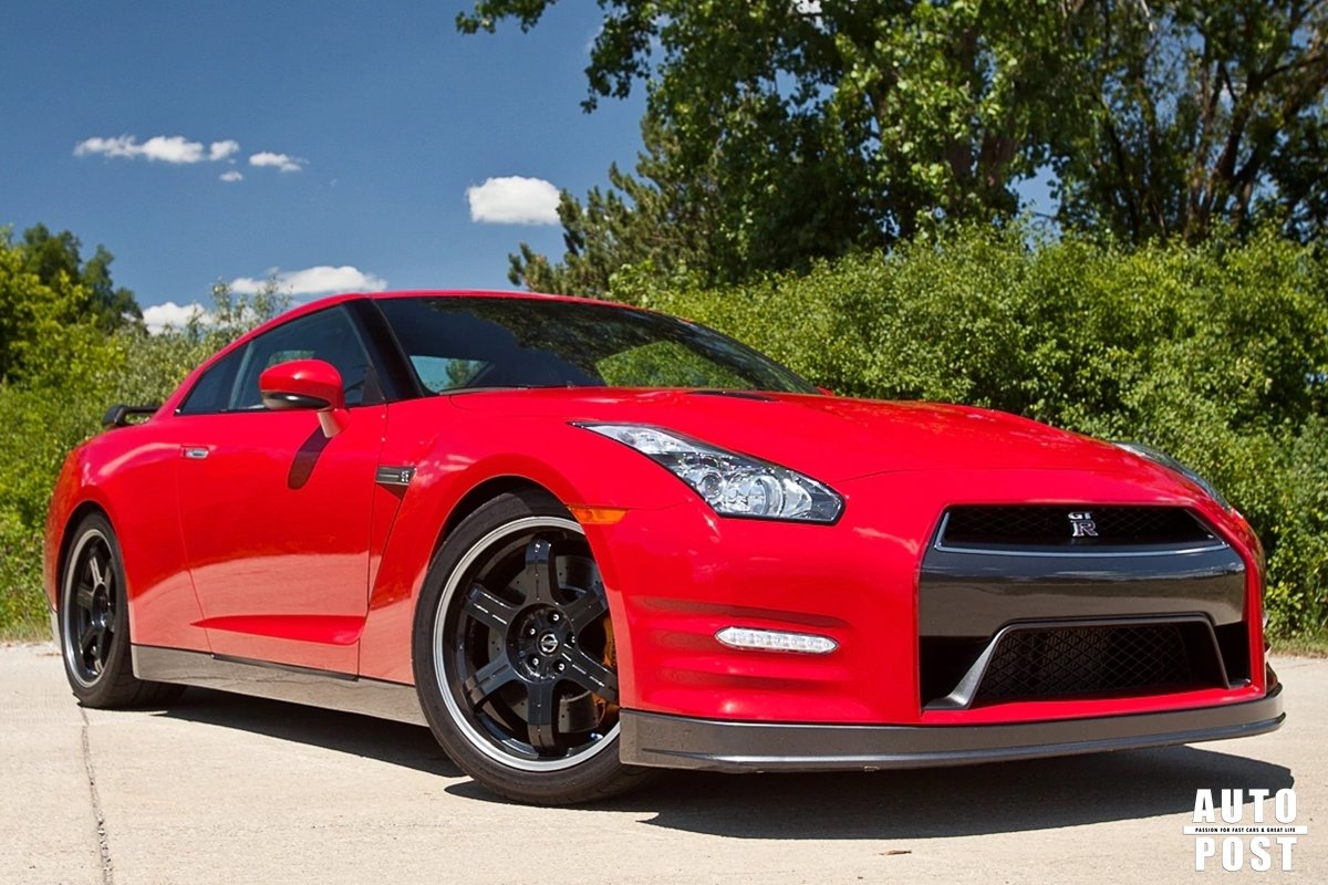 Nissan GTR Black and Red