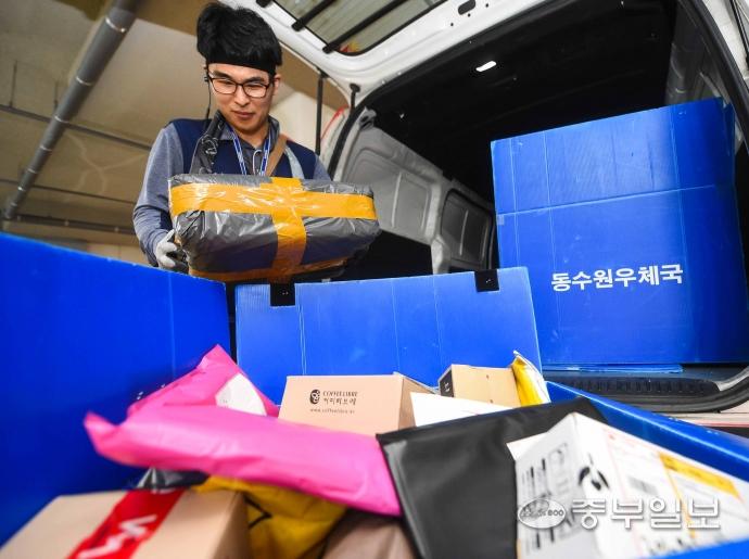 빵 먹고 하루 240개 배달하는 우체국 집배원… 빵 먹고 하루 240개 배달하는 우체국 집배원…