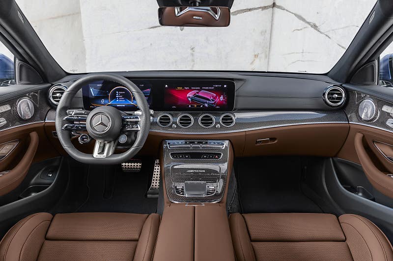 더 매력적인 디자인으로 돌아 온 메르세데스 벤츠 E63 AMG 4매틱!