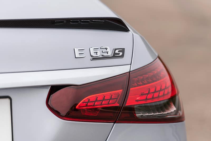 더 매력적인 디자인으로 돌아 온 메르세데스 벤츠 E63 AMG 4매틱!