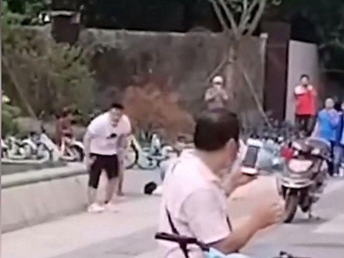 묻지마 칼부림' 당하는 피해자 죽는 순간까지 영상만 찍는 중국인들 : 네이버 포스트