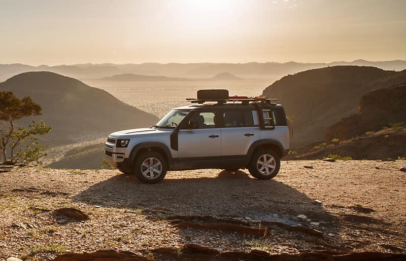 드디어 한국에 온 '진짜' 오프로더 SUV,
랜드로버 올 뉴 디펜더 110 국내 최초 출시