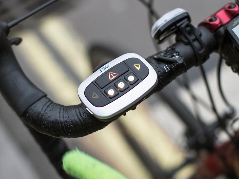 포드의 '이모지 재킷'
매년 2,000건의 유럽 자전거 사망사고 줄일까