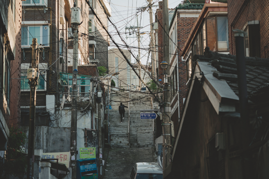 건축가 유현준이 바라본 영화 <기생충>의 공간 #1 - 송강호 반지하 집의 숨은 의미? : 네이버 포스트