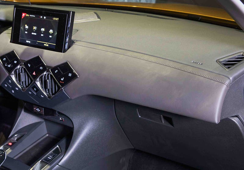 DS3 크로스백, 보편을 거부하는 틈새 럭셔리