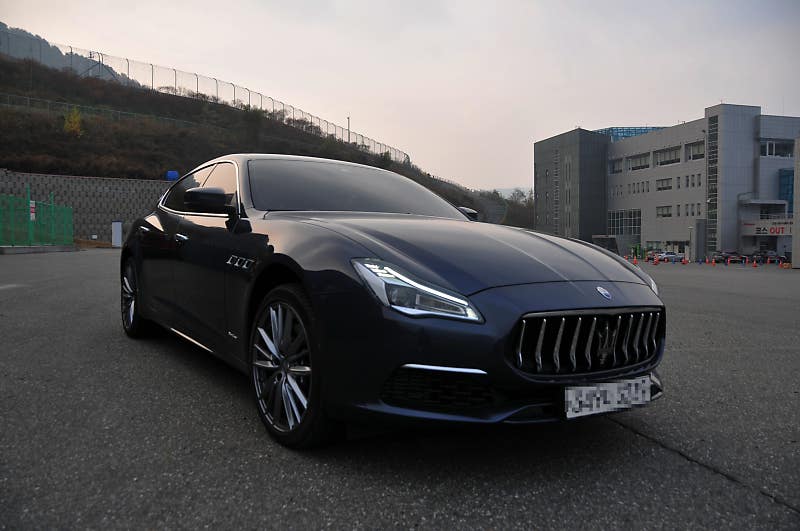 마세라티의 가장 호화스러운 4도어 세단과 함께한 서킷 투어