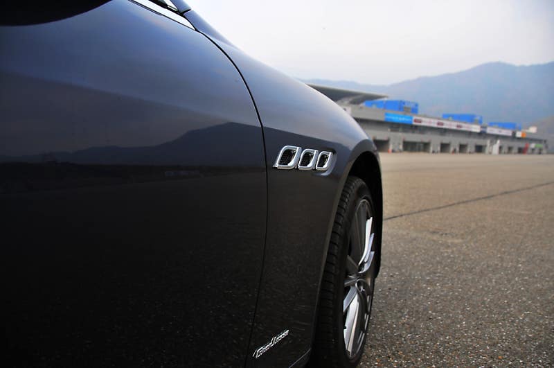 마세라티의 가장 호화스러운 4도어 세단과 함께한 서킷 투어