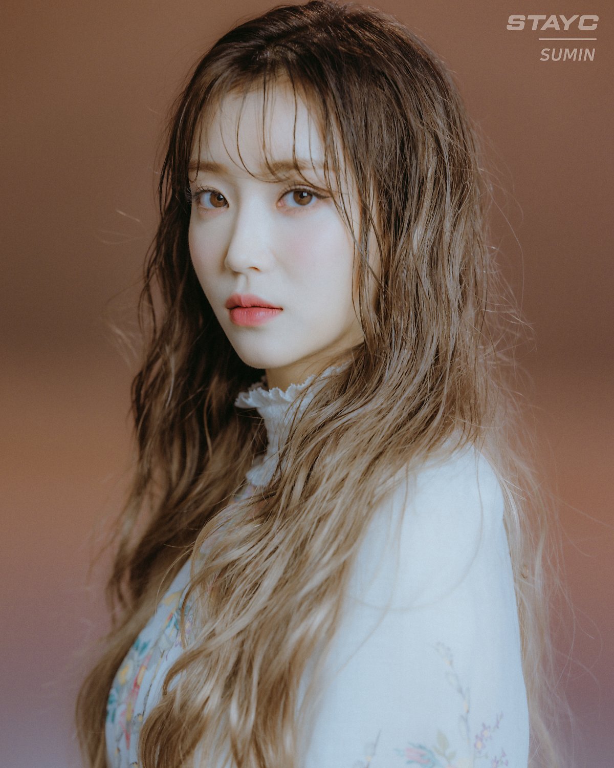 스테이씨 사진 모음! 수민, 시은, 아이사, 세은, 윤, 재이 프로필 1 EkM0qZvU8AA9dr3