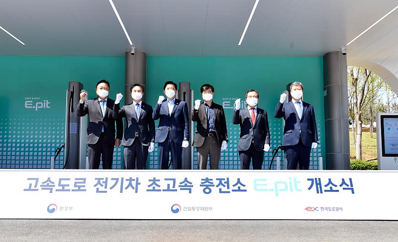 이제 장거리 주행도 걱정 없다. 현대차, 전기차 초고속 충전 인프라 E-pit 충전소 개소