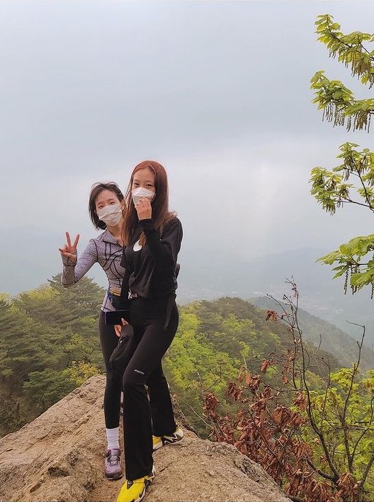 산으로가는 MZ세대! 등산 패션 스타일도 변한다...연예인 등산 패션 이모저모 : 네이버 포스트