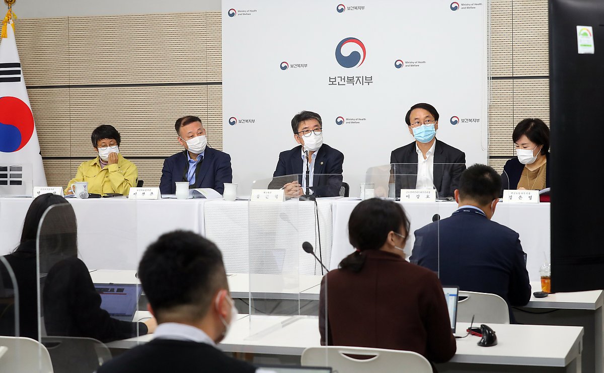 류근혁 보건복지부 제2차관이 9일 오전 정부세종청사에서 화상회의를 통해 기자들과 만나 질문에 답하고 있다. (사진=보건복지부 제공)