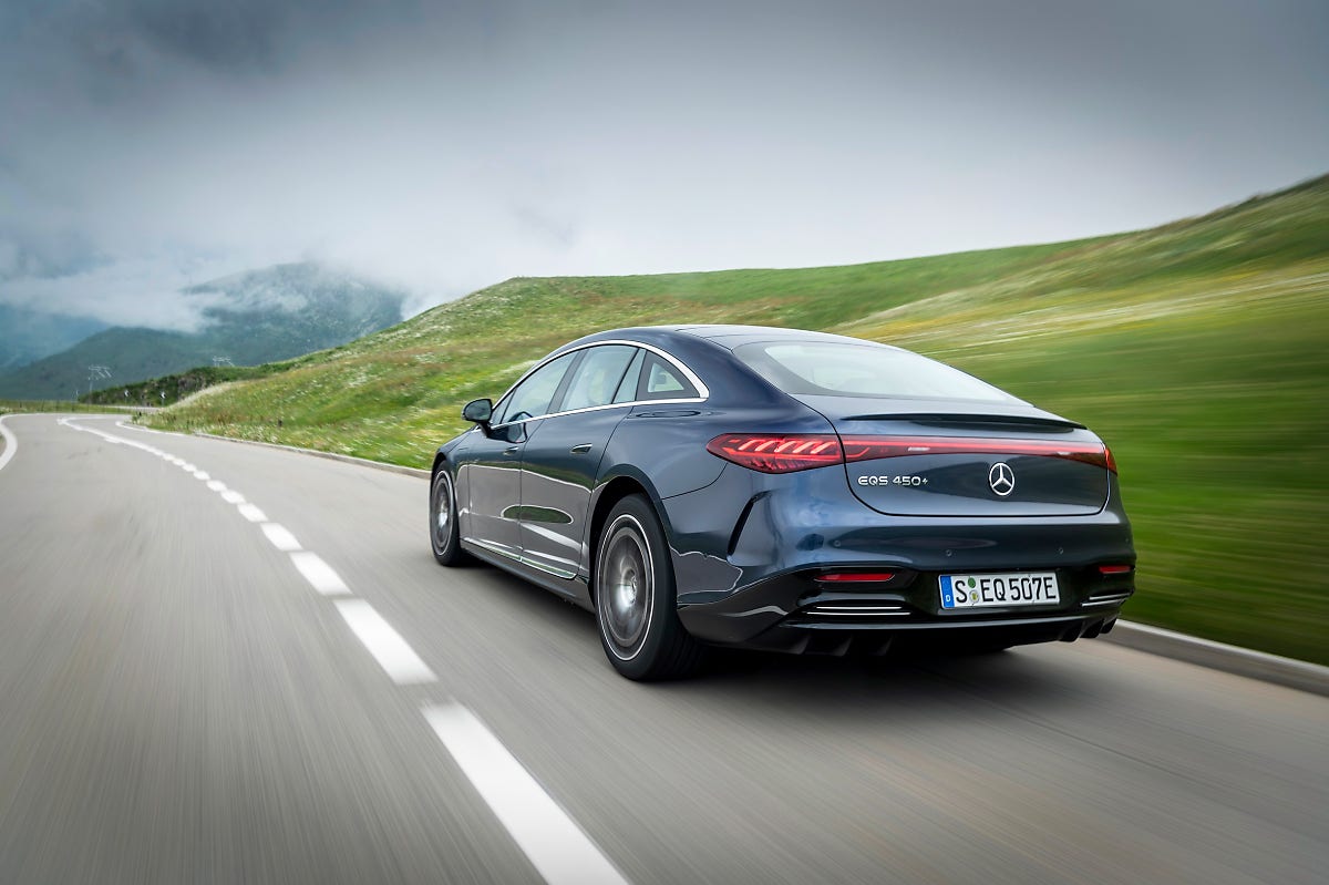 브랜드 이름이 ‘기준’이자 ‘정의’인 회사에서 선보인 럭셔리 전기 세단, 벤츠 EQS 런칭