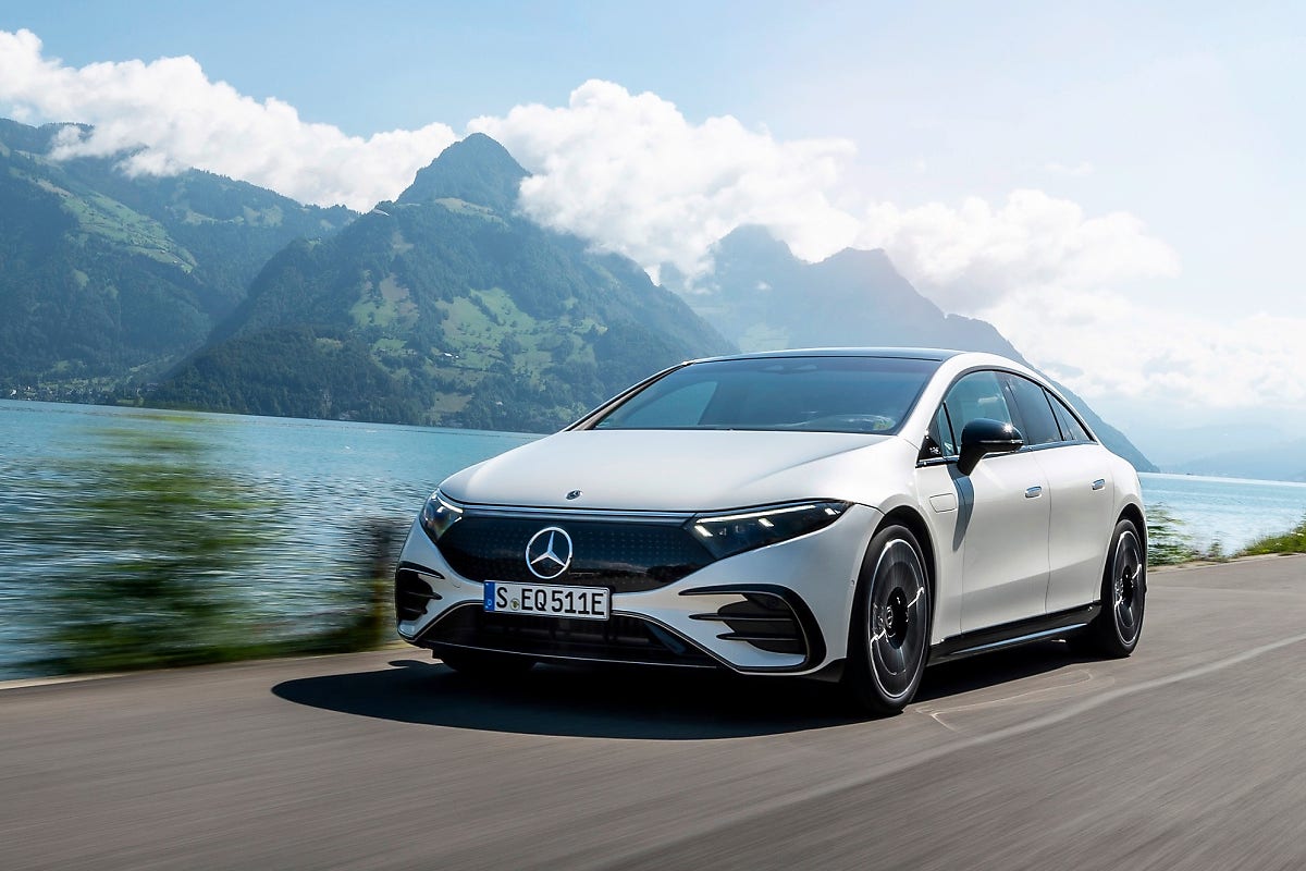 브랜드 이름이 ‘기준’이자 ‘정의’인 회사에서 선보인 럭셔리 전기 세단, 벤츠 EQS 런칭