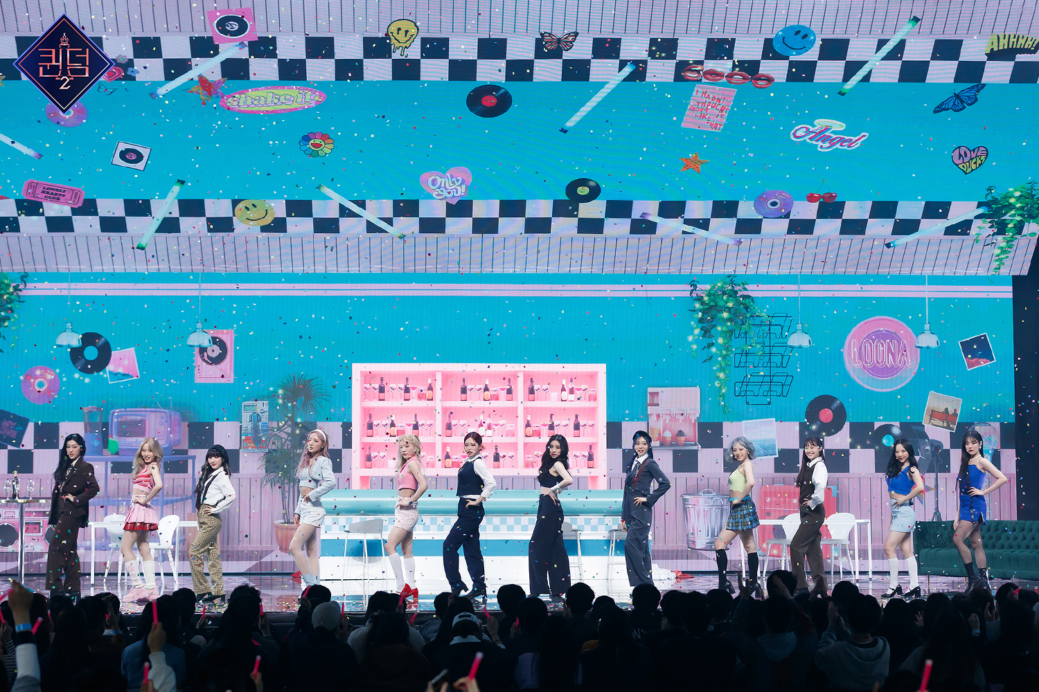 O grupo Loona apresentando sua releitura de 'Shake It', do Sistar, como um musical. (Foto: Mnet/Naver).