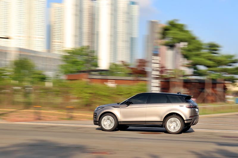 "경쟁자가 없습니다" 독점적 지위 누리는 컴팩트 럭셔리 '레인지로버 이보크'