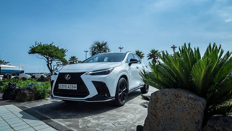 [시승기] 코어 고객 vs. 미래 동력
렉서스의 고민이 담긴 2세대 NX