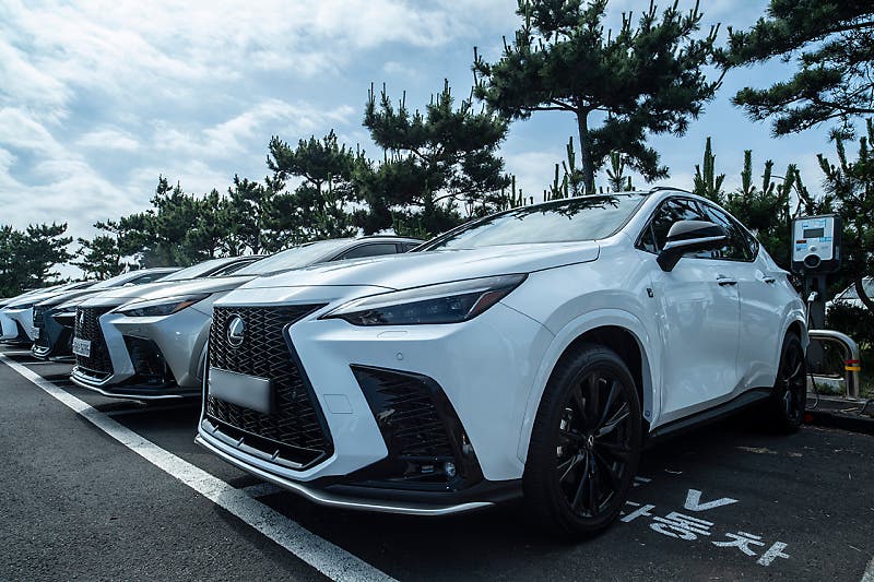 [시승기] 코어 고객 vs. 미래 동력
렉서스의 고민이 담긴 2세대 NX