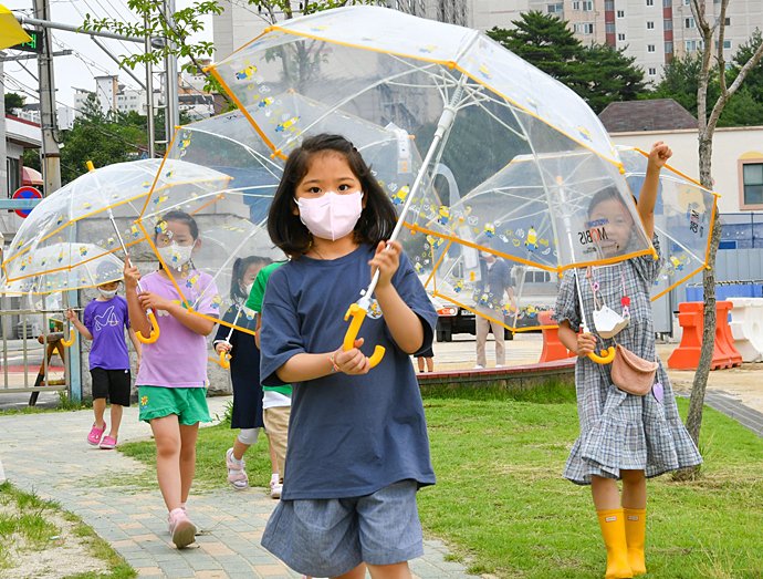 现代Mobis向全国75所学校提供100,000个透明的雨伞