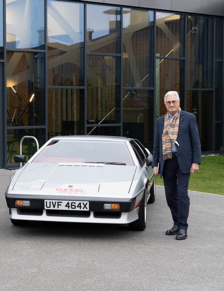 럭키슈에뜨 F/W 룩북
한소희의 그 차는?