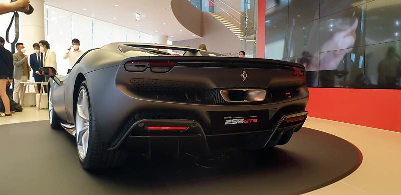 '830마력 컨버터블 PHEV 슈퍼카' 4억 중반의 페라리 296 GTS 국내 출시!