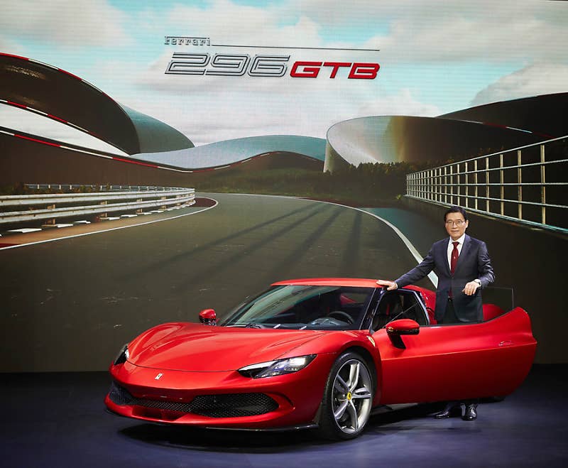 조금 천천히 쓴 ‘빠른 차’ 이야기, 페라리 296GTB 실견