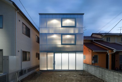 반투명한 벽으로 시선을 사로잡는 일본의 단독주택
