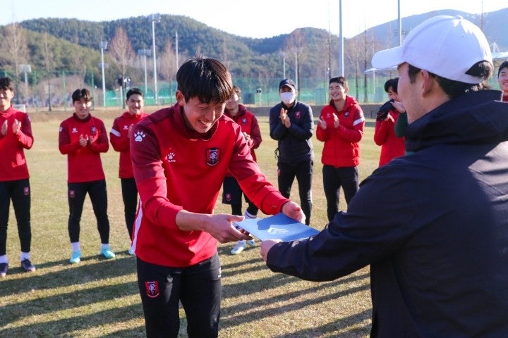 221230_부천FC1995_'축구와_학업_두_마리_토끼_모두_잡았다'_부천FC1995_남현욱,_교과_우수상_수상_(2).jpg