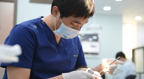 “한국 치과는 왜 그런지 믿을수가 없더라고요..” 취재차 한국으로 왔던 외신 기자는 참을수 없는 치아의 고통에 한국 치과를 찾았고, 그 충격적인 ‘모습’에 경악을 금치 못했습니다.
