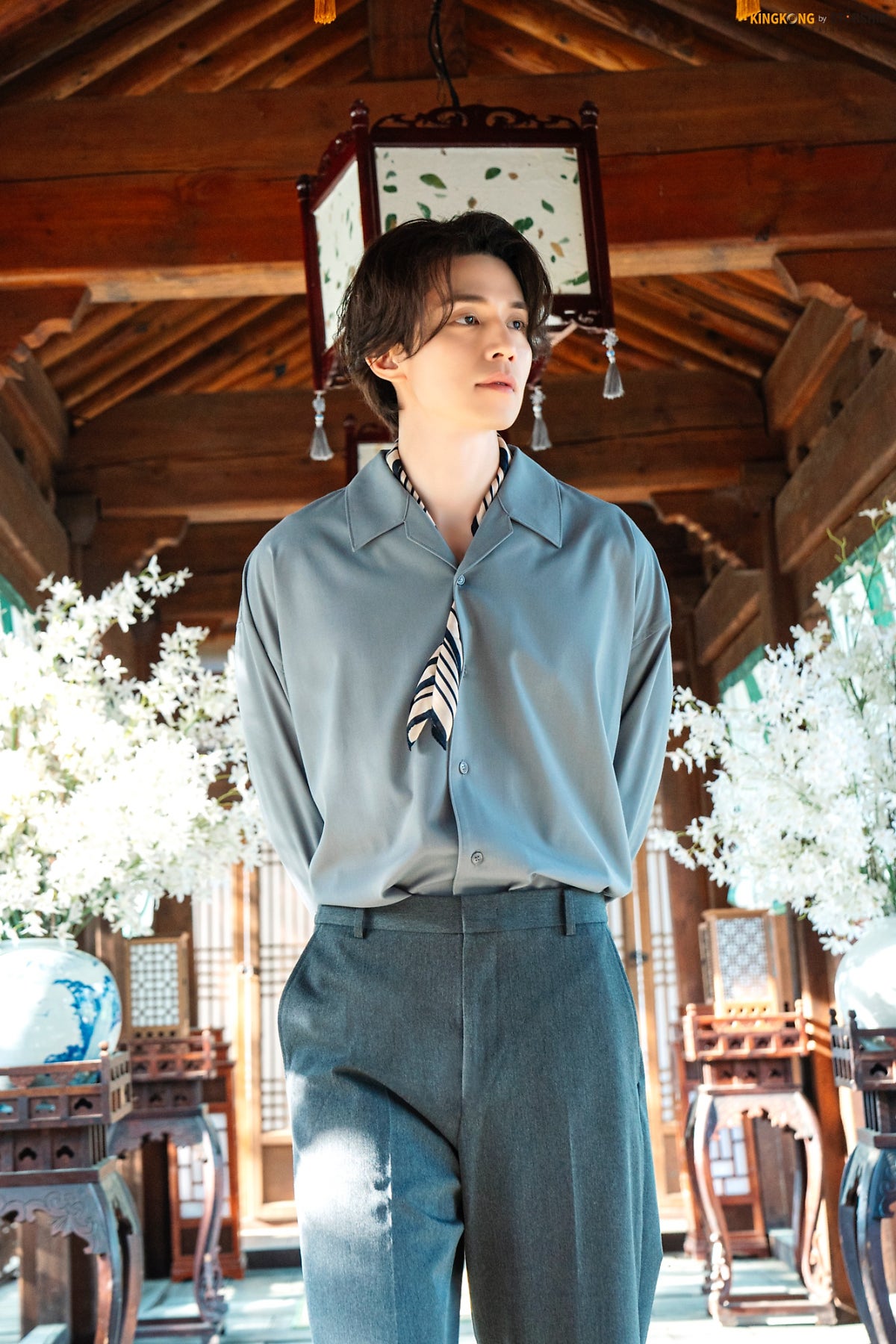 더쿠 - 나 이연 패션 진짜 궁금한게 왜 스카프를 안에서 매서 바깥에 단추구멍으로 빼는지