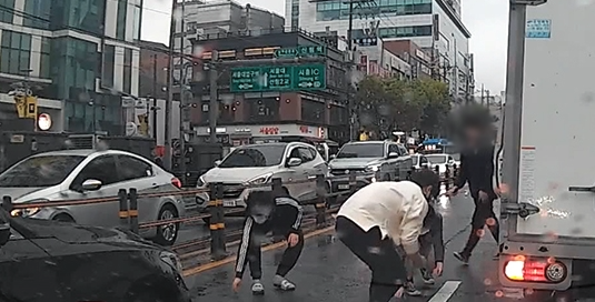 "트럭에서 물건들이 쏟아지는데…" 서울 신림역 사거리, 시민들이 갑자기 달려나와 맨손으로 떨어진 ‘이것’을 줍자 모두가 오열하고 말았습니다.