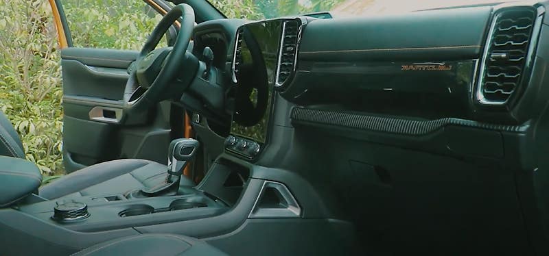 실내는 국내 출시 사양과 차이가 있다